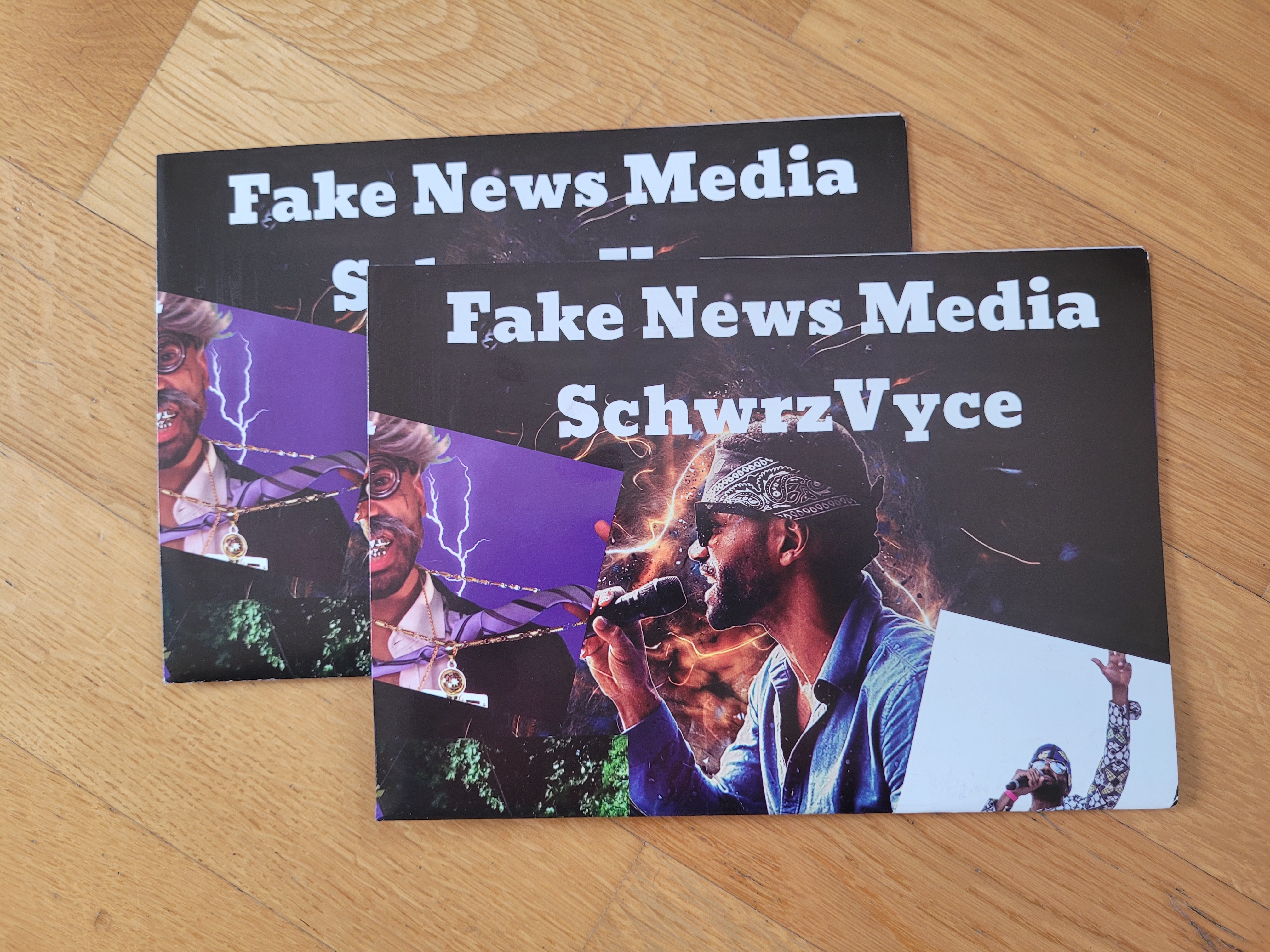 2x Fake News Media (Album) - handsigniert mit Poster