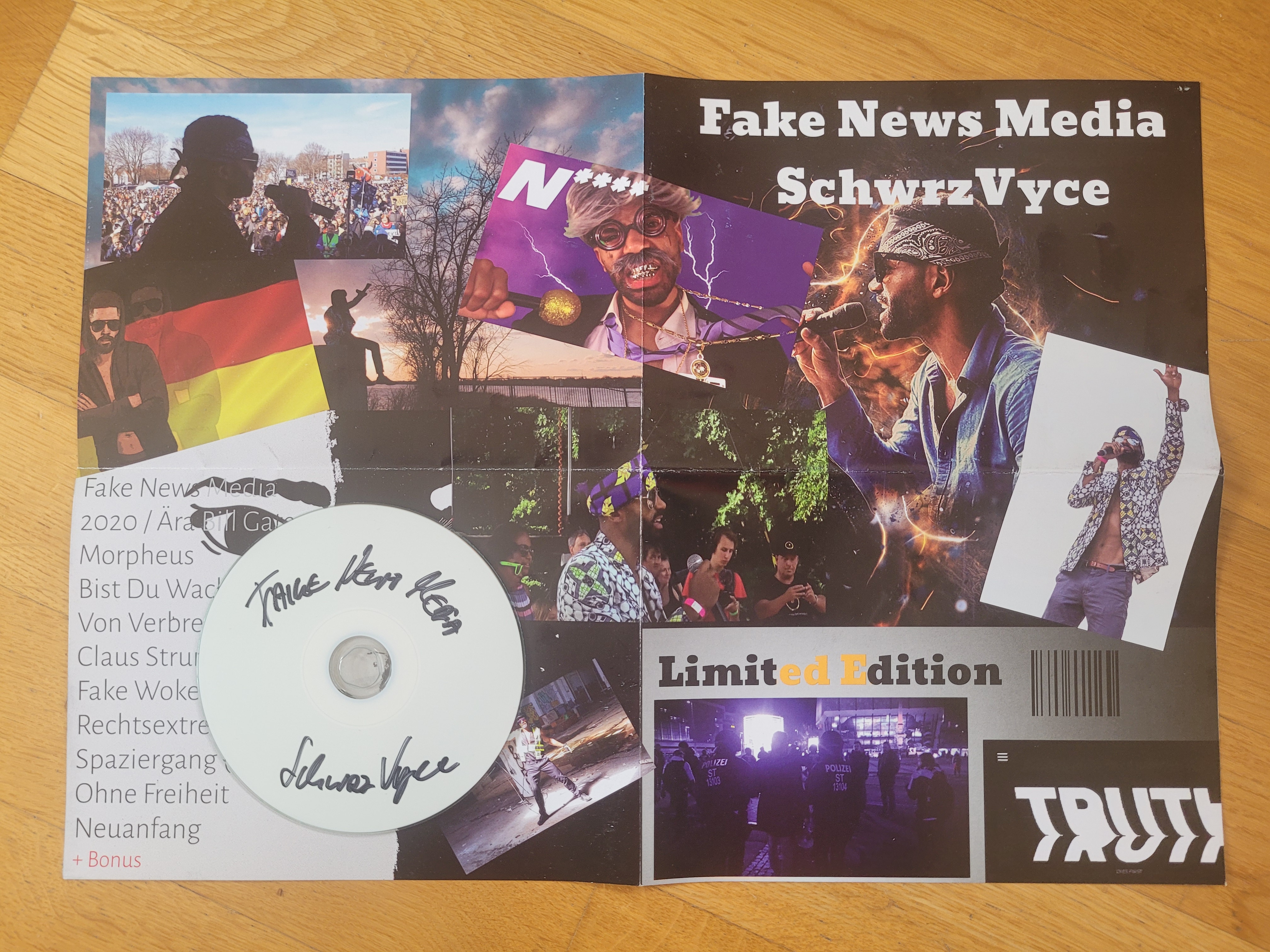 1x Fake News Media (Album) - handsigniert mit Poster